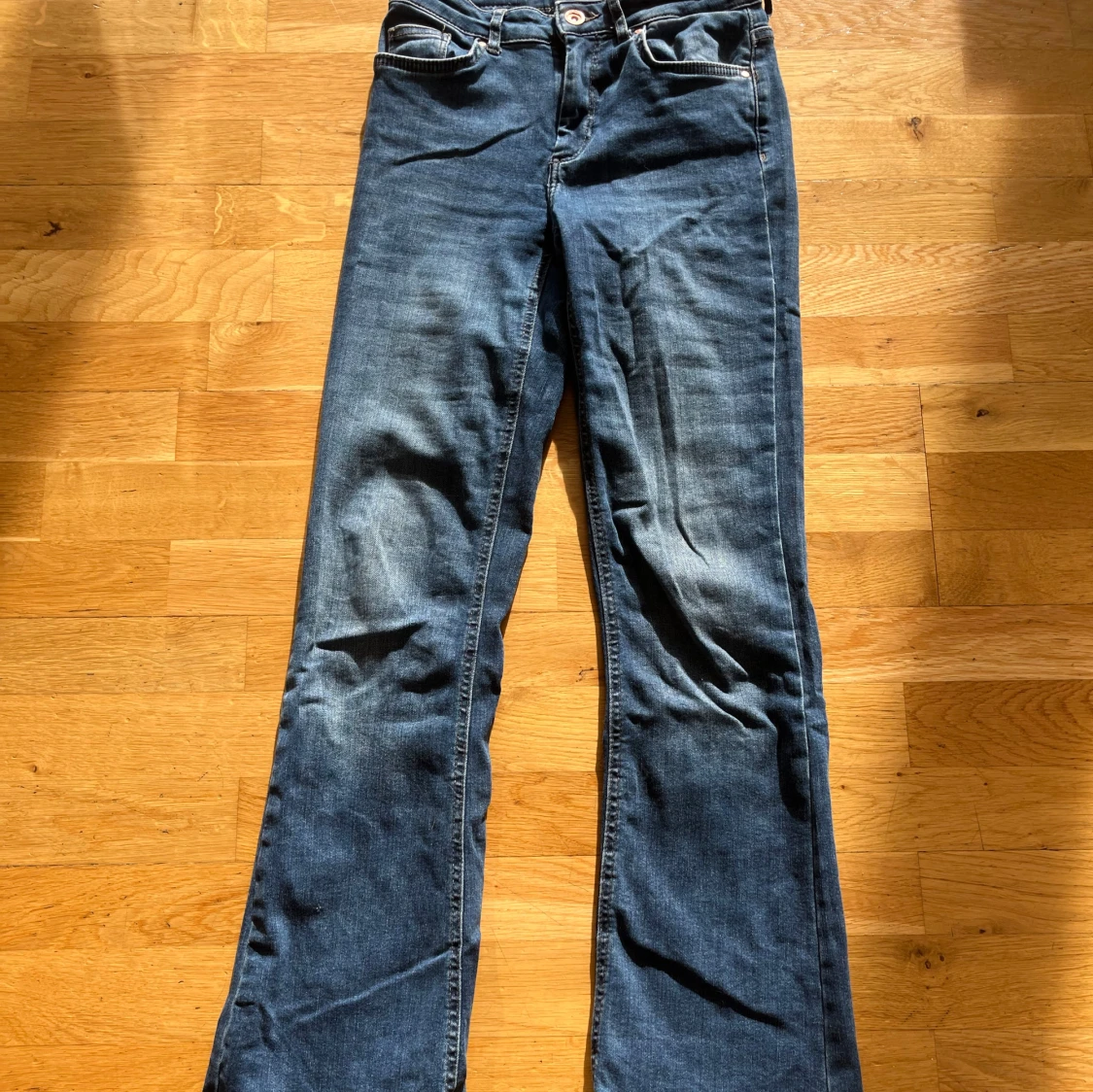 Mörkblåa bootcut jeans  - 2