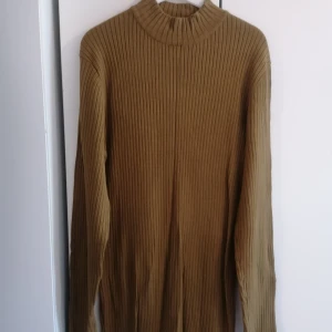 Mörk grön midi Klänning  - En mörkgrön midi Klänning som är från Amisu (New Yorker). Den är i storlek 42 och sitter tajt, därför kan det också passa om man är storlek 34-36. 