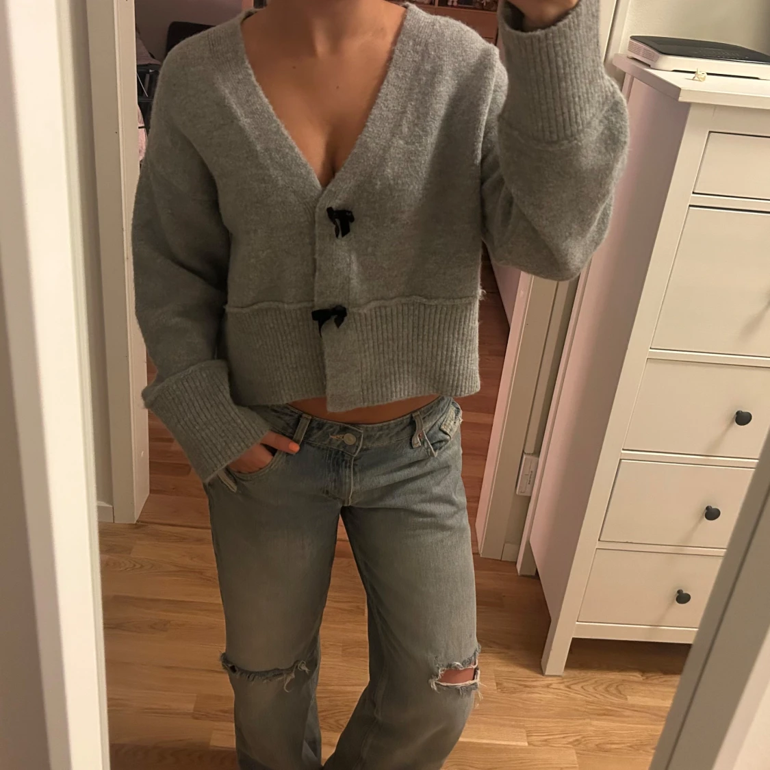 Grå kofta med rosettknäppning Primark