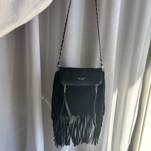 Äkta Zadig & Voltaire väska  - Äkta Zadig & Voltaire väska, köpbevis finns. As cool och i fint skick men tappat lite färg på silverdetaljerna. 