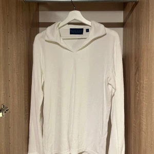 Frottéskjorta Grand Le Mar - Vit terrypike (frotté) från Grand Le mar. Perfekt för en avslappnad men ändå dressad outfit. Sparsamt använd. Sitter något stort så rekommenderar att ha M i vanliga fall för att denna ska sitta bra. Pris satt ex frakt 