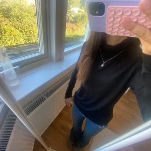 Svart polotröja från Filippa K - Svart polotröja från Filippa K i storlek L men jag har xs i vanliga storlek . Tröjan har lång ärm och en klassisk polokrage. Tillverkad i mjuk bomull, perfekt för lager-på-lager och en clean look. Enkel och stilren design som funkar till allt.