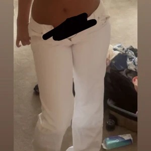 Vita lågmidjade jeans med raka ben - Säljer ett par vita jeans med låg midja och raka ben. Helt nya men för små för mig. Slutsålda på Zara. 