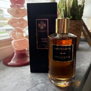 Mancera Amore Caffè EdP 120ml - Upptäck Amore Caffè från Mancera Paris – en Eau de Parfum i generös 120ml flaska. Perfekt för dig som vill sticka ut med en unik och modern doft. Snygg design och exklusiv känsla, direkt från Paris. Ny