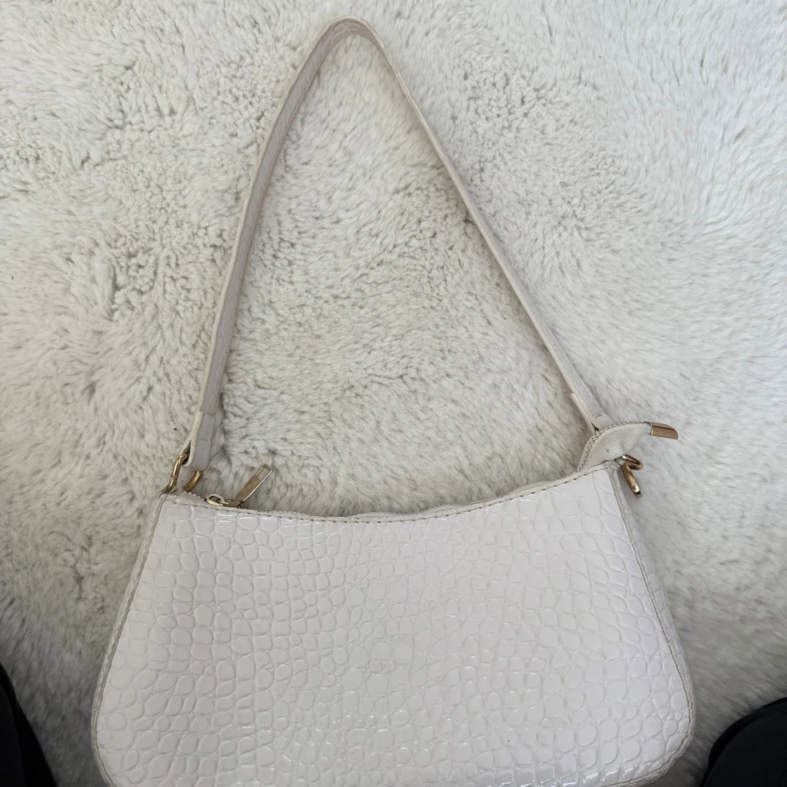 Vit axelväska i croco-imitation