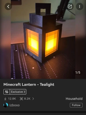 Minecraft-inspirerad lykta dekor - En fyrkantig dekorationslykta inspirerad av Minecraft, med svart ram och gula paneler som ger ett pixeligt intryck. Lyktan är tillverkad i plast och har ett handtag upptill. Perfekt för dig som gillar gaming och vill ha något unikt till rummet.