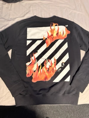 OFF-WHITE 2018 “Fire” diagonal stripes crewneck , Storlek s (oversized) - Detta är en 2018 off-white crewneck/sweatshirt köpt direkt från off whites egna hemsida och den är i väldigt bra skick, inga sprickor eller märken på, använd väldigt lite.  Det är storlek S som står på tröjan men är oversized skulle personligen säga att den lutar mer åt storlek M hållet.  Off white zip påsen finns kvar som tröjan kom i, samt order confirmation som syns i sista bilden.