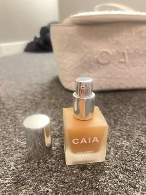 CAIA It's Iconic Foundation - CAIA It's Iconic Foundation. I färgen 3w Endast testad🤍 som ny