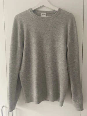 John Henric Kashmir  - Säljer denna snygga och stilrena Kashmir crewneck från John Henric i färgen grå. Nypris 2499 kr | mitt pris 1199 | skick 9/10 | storlek M | kvitto nedkommer | hör av er vid fler funderingar. 