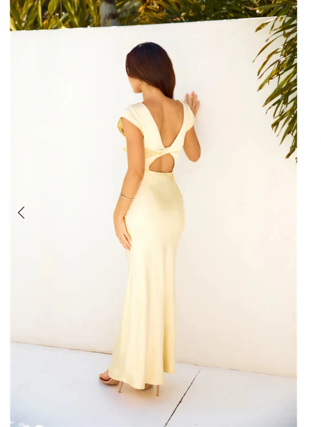 Ljusgul långklänning med öppen rygg - 1