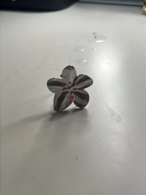 Silver blomring - Helt oanvänd! Vet inte varifrån eftersom jag fick den i födelsedagspresent! Pris kan diskuteras!💕