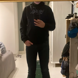 Svart hoodie från Remark. - Hej!👋🏻Jag säljer en svart hoodie från Remark med citatet ”laugh at fear” i vitt på bröstet.👕Hoodien är storlek S men passar mer Xs.👍 Nypris är runt 800, och eftersom hoodien knappt är använd är mitt pris 500kr.😊 Pris kan diskuteras.