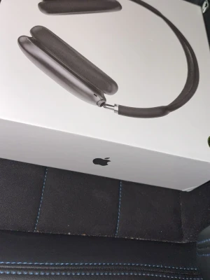 Apple AirPods Max Svart - Säljer ett par Apple AirPods Max i svart. Over-ear hörlurar med stilren design, aluminium och mesh-material. Grym ljudkvalitet, brusreducering och mjuka öronkuddar. Perfekt för musik, gaming eller film. Helt nya o oanvända 