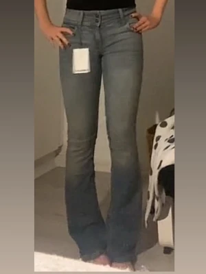 Bootcut jeans Berskha  - Snygga men tyvärr försmå, stl 34