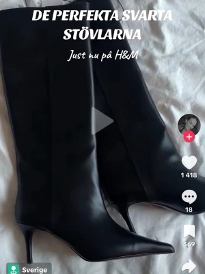 Svarta höga boots från H&M - Snygga svarta stövlar med spetsig tå och smal klack från H&M. Stövlarna är knähöga och har en stilren, minimalistisk design i slätt material som ger en trendig look.