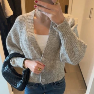 Grå ribbstickad kofta med knappar - Grå mysig kofta från Gina i storlek xs❤️