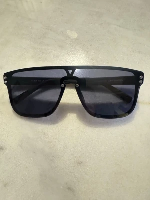 Svarta solglasögon med kryss Lv - Snygga svarta solglasögon med kryss nya