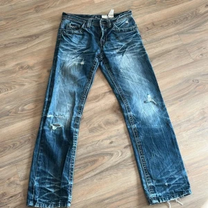 Blå jeans med slitningar - Tvär sköna jeans me galen fade och slitningar W 32 L 34