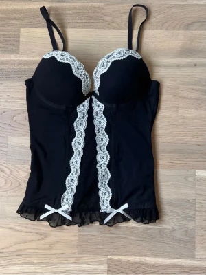 Korsett 80A Push up Svart - Vacker korsett i svart i storlek 80A med push up vaddering.