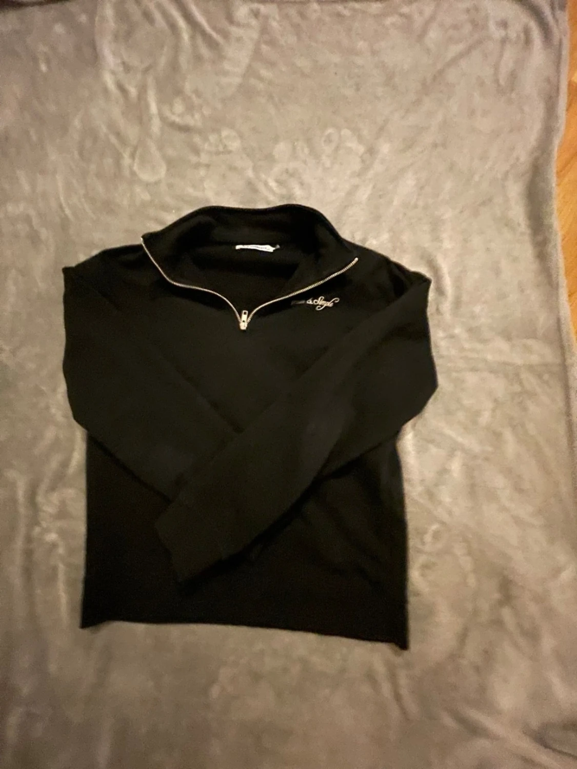 Svart halvzip sweatshirt med brodyr