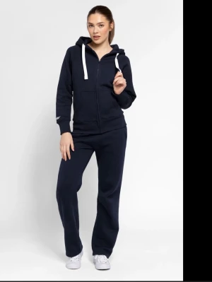 Russemerch set - Tjena! Säljer ett väldigt snyggt russemerch set. Väldigt bra skick bara andvänts några få gånger, storlek är S i hoodie och XS i byxor. Om ni vill ha fler bilder får ni skriva privat. Va inte rädd för att höra av er!