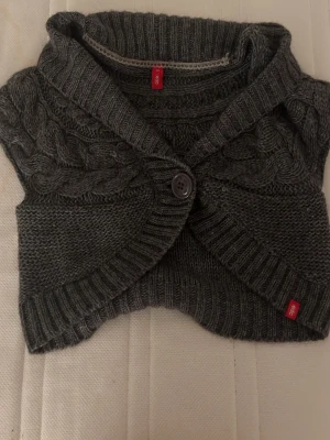 Bolero - Super fin Grå stickad bolero i storlek M! Köpte secondhand men har knappt använt 