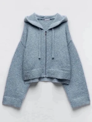 Ljusblå stickad hoodie från Zara - Mysig ljusblå stickad hoodie från Zara, har inte sålts sedan 2021 och går inte att få tag på längre! Varsamt använd och inga tecken på defekt förutom att den är smått nopprig. Storlek är xs-s på lappen!🤍