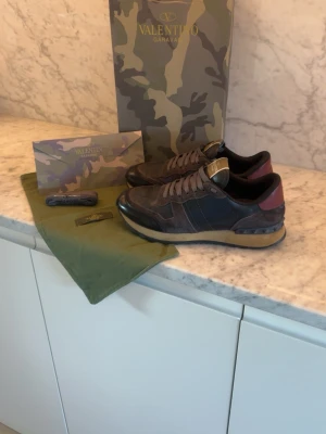 Valentino Garavani sneakers i mocka - Säljer ett par feta valentino rockrunners i mycket bra skick. Allt på bilderna ingår! Skriv vid frågor och pris kan diskuteras! 
