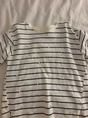 Randig t - shirt med vita pärlor på från Zara!🤍 - Randig t - shirt med pärlor på! Bra skick! Alla pärlor sitter kvar. Storlek 164. 13 - 14 år🤍