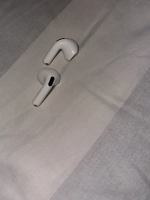 Apple AirPods trådlösa hörlurar - (Äkta)Fungerar felfritt har bara lyckas tappa bort fodralet använda cirka 1 månad har inte fodral eller box 