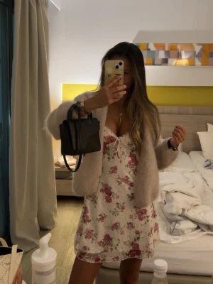 Klänning  - Superfin klänning i storlek M men är definitivt en S då den är ganska liten. Använd max 5 gånger så toppenskick!🫶