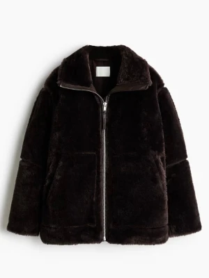 Svart fuskpälsjacka med dragkedja - Mysig brun fuskpälsjacka med hög krage. Är storlek XXS men passar Xxs-s/m. Aldrig använd med lappen kvar!