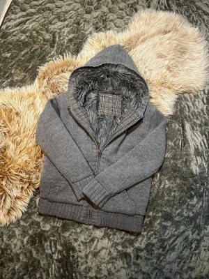 Archive cardigan - Hej, säljer denna sjukt feta och unika cardigan. Storlek M och är i väldigt fint skick, perfekt för dig som vill sticka ut i vinter men ändå hålla varm🤩. Tveka inte på att höra av er vid minsta fundering/: Eskil