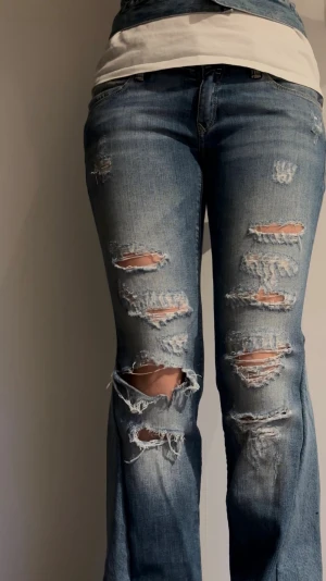 Mavi jeans - Jeans, midjemått rakt över: 36 Innerbenslängd: 77. Hör av er vid frågor💕 inga defekter vad vi sett