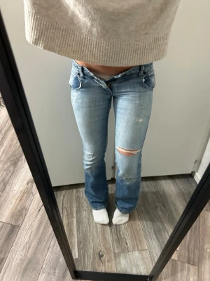 Lågmidjade utsvängda jeans  - Snyggaste jeansen!! De är vintage och i helt okej skick! (Gylfen funkar) Innerben: 80 cm, midja rakt över: 39 cm Kom privat för fler mått eller frågor🥰