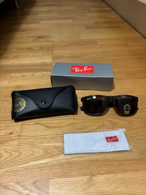 Rayband Boyfriend  - Säljer ett par sprillans nya Rayband Boyfriend (6015) i brun. Säljer pga ingen användning. Dem är helt nya, allt fås med, riktigt snygga o sköna nu inför sommaren.