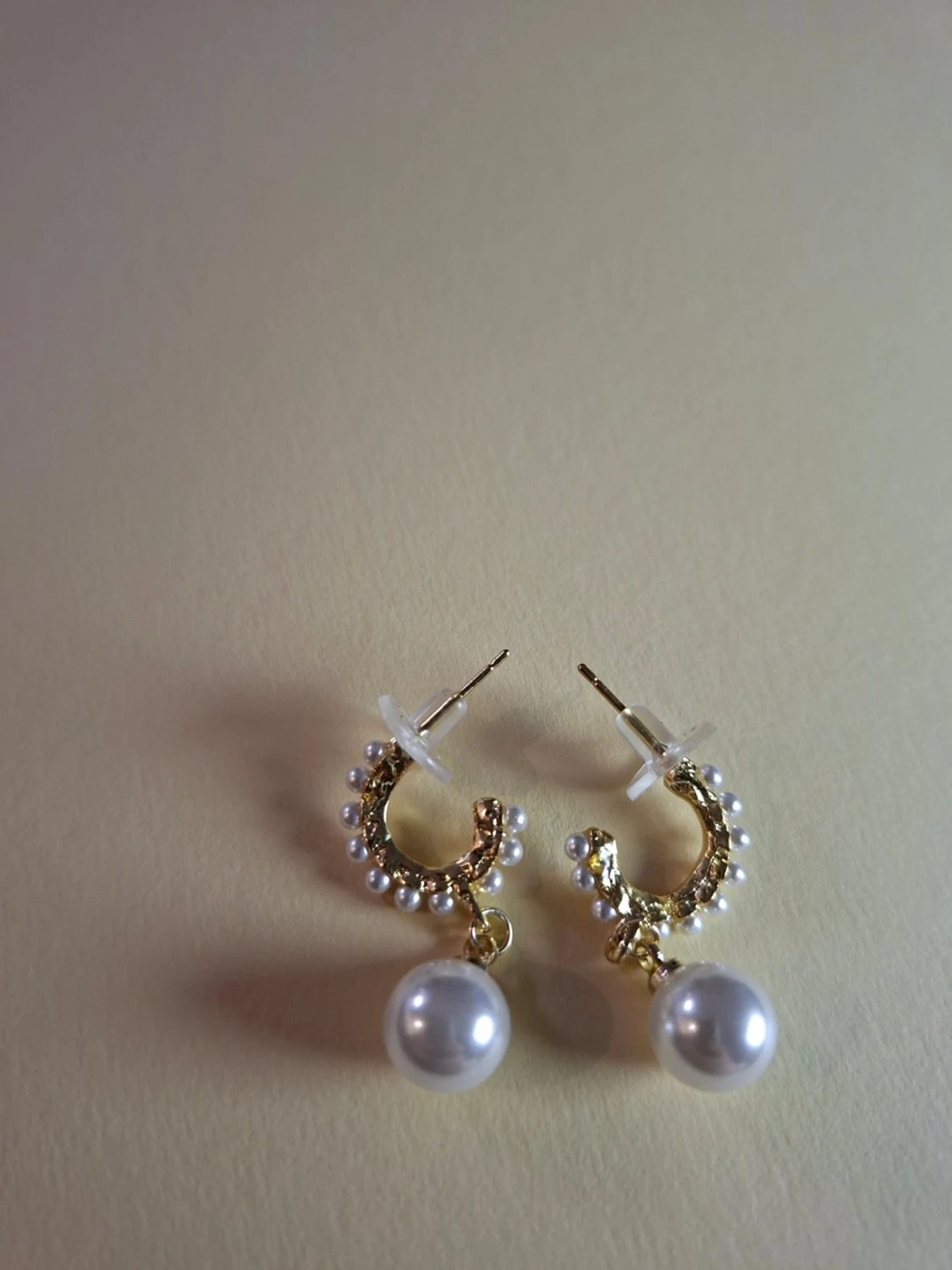 Guldiga örhängen med pärlor