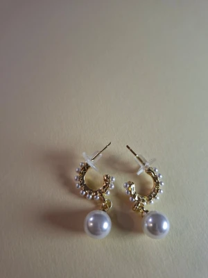 Guldiga örhängen med pärlor - Fler fina accessoarer finns på min profil 💍  More exquisite accessories on my profile listings.