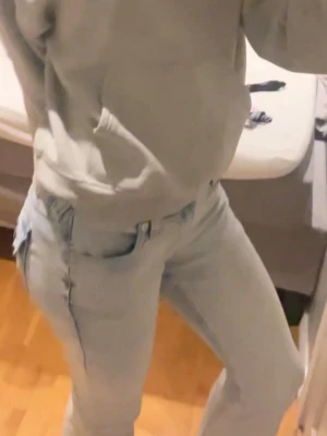 Ljusblå jeans från True Religion - Säljer ett par ljusblå jeans från True Religion med klassiska broderade bakfickor och knappdetaljer. Jeansen har en rak passform och är perfekta för dig som gillar en avslappnad stil.