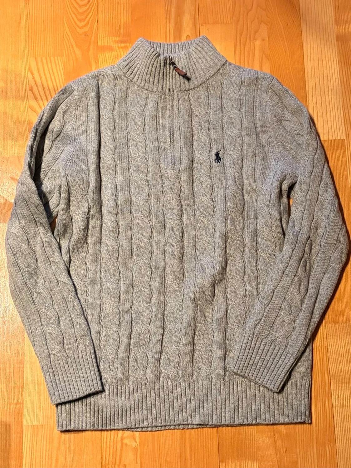 Grå kabelstickad tröja 