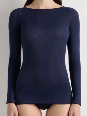 Mörkblå långärmad topp i ull - En stilren mörkblå långärmad topp med rund halsringning. Tunn och figurnära modell i mjuk ull, perfekt för lager-på-lager eller som basplagg. Enkel design utan synliga detaljer för en clean look.