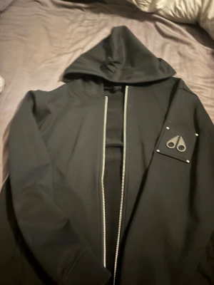 Moose knuckles hoodie - Säljer den för jag inte använder den och aldrig gjort nypris 3200kr säljer den för 2700kr färdig prutat, finns kvitto!