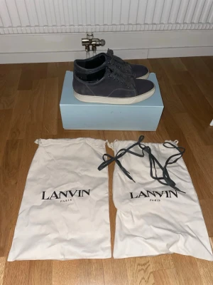 Grå lanvin skor - Säljer mina lanvins då de ej kommer till användning. Skorna är i bra skick och har inga defekter som syns från utsidan enda är hplet inuti som ej känns när skorna väl är på. Låda,dustbag och skosnören tillkommer. Pris kan diskuteras vid snabb affär