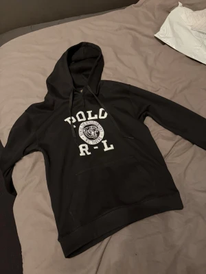 Ralph Lauren Hoodie - Snygg Ralph Lauren Hoodie som jag säljer pga den är för liten för mig. Storlek M - Skriv om det är något du undrar över!