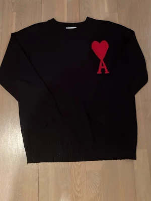 Ami Paris tröja - Säljer en svart ami Paris tröja då det inte är min stil. Vid frågor eller intresse är det bara att skriva!