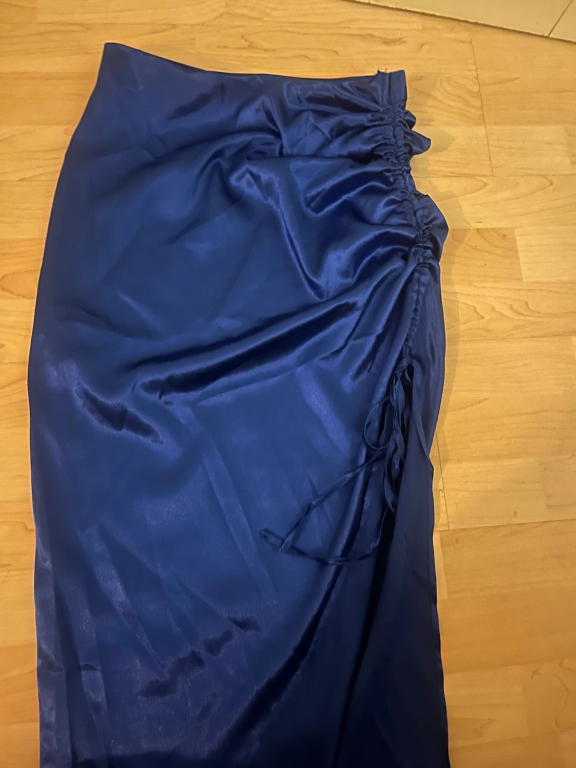 Blå satinkjol med dragsko från SHEIN