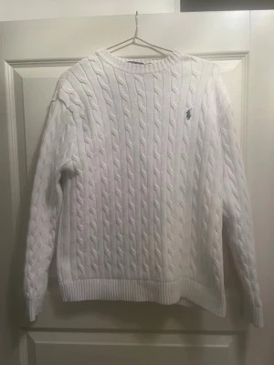 Polo Ralph lauren knit wear - Tjena, säljer en snygg Ralph lauren tröja för ett bra pris. Tröjan sitter bra för dig som har S. Har sytt ihop två hål vid handledsänden se sista bilden. Inte något som man märker vid användning. Priset är 549kr. Kom gärna med frågor eller prisförslag
