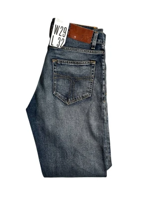 Nya Tiger of Sweden jeans - Tiger of Sweden jeans | Nya med tags Helt nya jeans från Tiger of Sweden, aldrig använda och med originaltags kvar. Modell: Pistolero Storlek: 29/32 Färg: Blå Kontakta oss gärna vid fler frågor eller om du vill ha mer information! LumeFashion