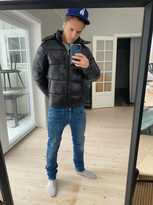 Polo Ralph Lauren jacka  - Säljer en fet polo Ralph Lauren jacka för ett grymt pris. Det är en glossy svart som skiner och håller dig varm. Hör av er vid frågor!