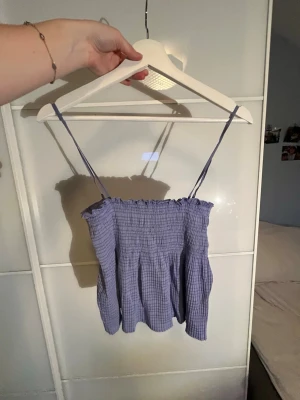 Blå topp - Supersöt somrig topp med smock upptill och tunna axelband.